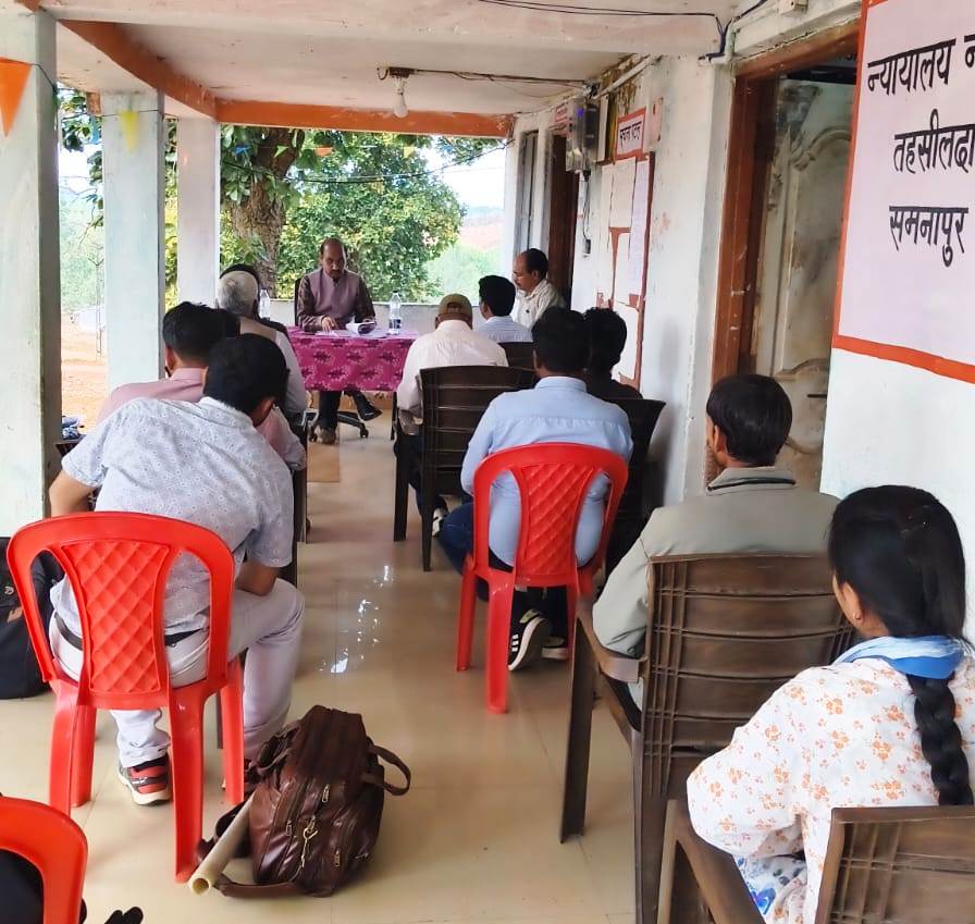 उपतहसील समनापुर में अपर कलेक्टर श्री जे.पी. यादव द्वारा पटवारी समीक्षा बैठक आयोजित की गई। बैठक में राजस्व कार्यों की प्रगति की विस्तृत समीक्षा की गई।