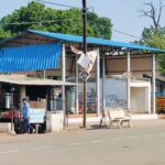 नौरोजाबाद का बस स्टैंड बना नमूना, दिन चढ़ने के बाद यात्री प्रतीक्षालय में बैठना मुश्किल, शाम ढलने तक सूरज की शरण में प्रतीक्षालय